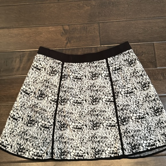 ❤️3/$30 Ann Taylor Black and White Skirt - Picture 4 of 8